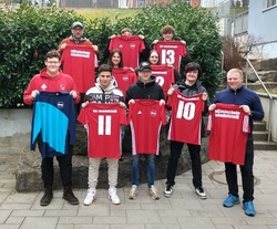 Elternbeirat der Mittelschule Wendelstein spendet Fußballtrikots