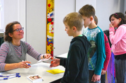 Kinderbuchautorin Margit Auer liest in der Grundschule Schwanstetten