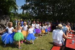 Tanzgruppen des 1. FC Schwand  beim Seerosenfest des Obst – und Gartenbauvereins