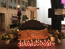 Aufbau des "Heiligen Grab" in der kath. Kirche "Heiligste Dreifaltigkeit" in Schwanstetten