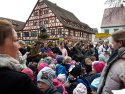 Osterbrunnenfeier setzt langjährige Tradition fort