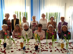 Senioren des Kulturbegleitdiensts Wendelstein genießen bei Kaffee und Kuchen den Frühlingsbeginn