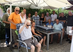 Eine großzügige Sachspende wurde von der Firma Lidl an die Bewohner der Seniorenwohnanlage Rednitzgarten in Rednitzhembach übergeben