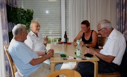Schafkopfrunde in der Seniorenwohnanlage Rednitzgarten hatte einen weiteren  prominenten Gast