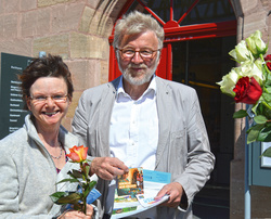 Stadt Schwabach verschenkt faire Rosen zum Muttertag