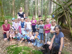 Kinder erobern Wald