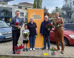 Freie Wähler Schwanstetten verteilen Rosen zum Muttertag