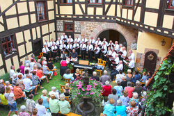 Unter dem Motto „Lebe-liebe-lache“ veranstaltete der Männergesangverein Sängerkreis Kornburg seine diesjährige Schloss-Serenade.