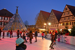 Eiszeit mit Schlittschuhlauf und Winterdorf