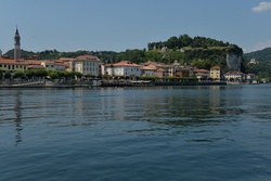 Blaue Flaggen am Lago Maggiore