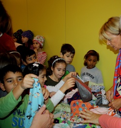Uschi Glas übergibt Beanies an Kinder der Christian-Maar-Schule