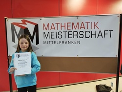 Schülerin der Grundschule Schwanstetten gewinnt 2023 die mittelfränkische Mathematikmeisterschaft