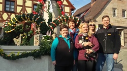 Frauen-Union schmückt Brunnen und verschönert den Ortskern von Wendelstein