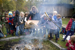 Ferienkinder-Geburtstagsfest der 1a und 1b mit Feuer, Stockbrot und Michaeli-Drachen-Verbrennen