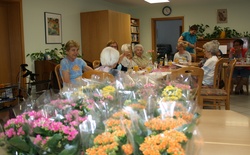 Blumen für die Bewohnerinnen der Seniorenwohnanlage »Rednitzgarten«